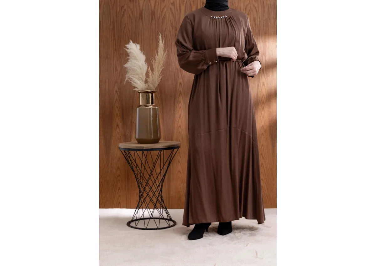 YAKASI BÜZGÜ VE TAŞ DETAYLI  ELBİSE - KAHVE - (Asorti: 46-52)