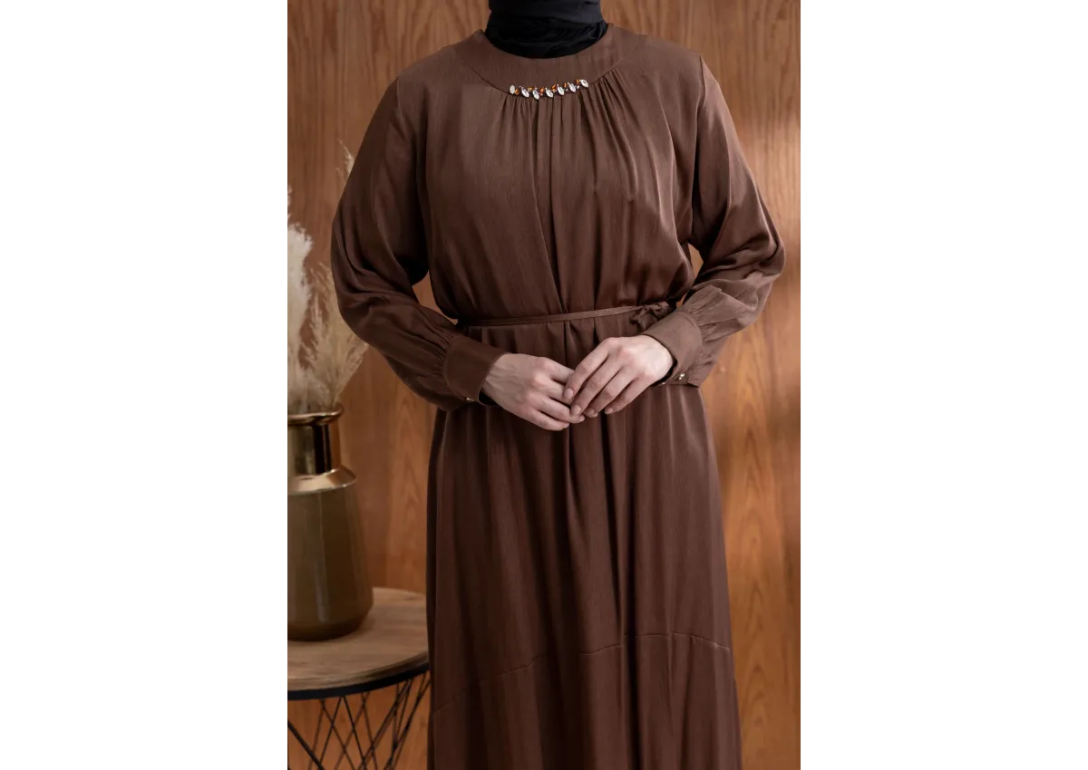 YAKASI BÜZGÜ VE TAŞ DETAYLI  ELBİSE - KAHVE - (Asorti: 46-52)