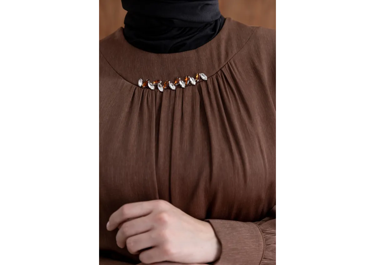 YAKASI BÜZGÜ VE TAŞ DETAYLI  ELBİSE - KAHVE - (Asorti: 46-52)