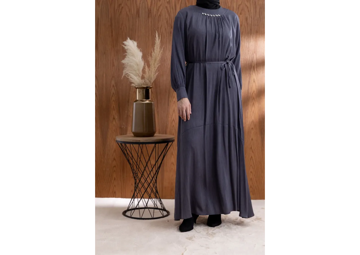 YAKASI BÜZGÜ VE TAŞ DETAYLI  ELBİSE - GRİ - (Asorti: 46-52)