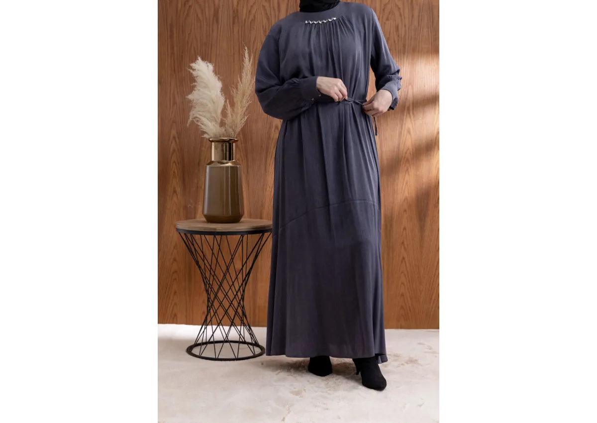 YAKASI BÜZGÜ VE TAŞ DETAYLI  ELBİSE - GRİ - (Asorti: 46-52)