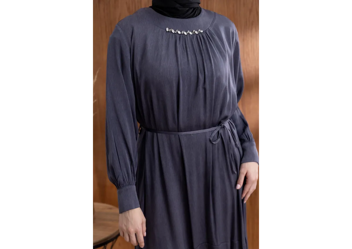 YAKASI BÜZGÜ VE TAŞ DETAYLI  ELBİSE - GRİ - (Asorti: 46-52)