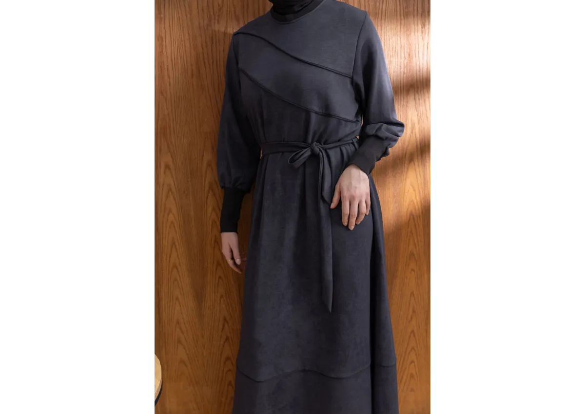 KOLLARI VE YAKASI RİBANALI ELBİSE - ANTRASİT - (Asorti: 46-52)