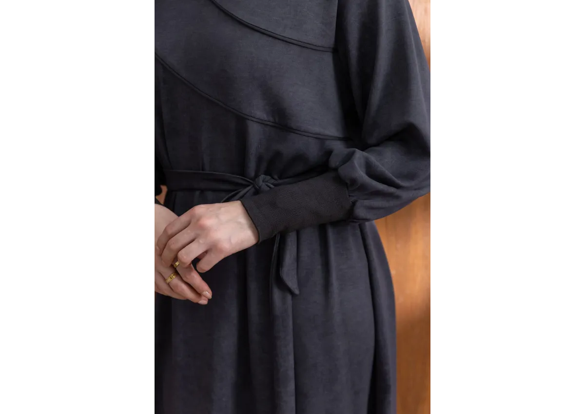 KOLLARI VE YAKASI RİBANALI ELBİSE - ANTRASİT - (Asorti: 46-52)