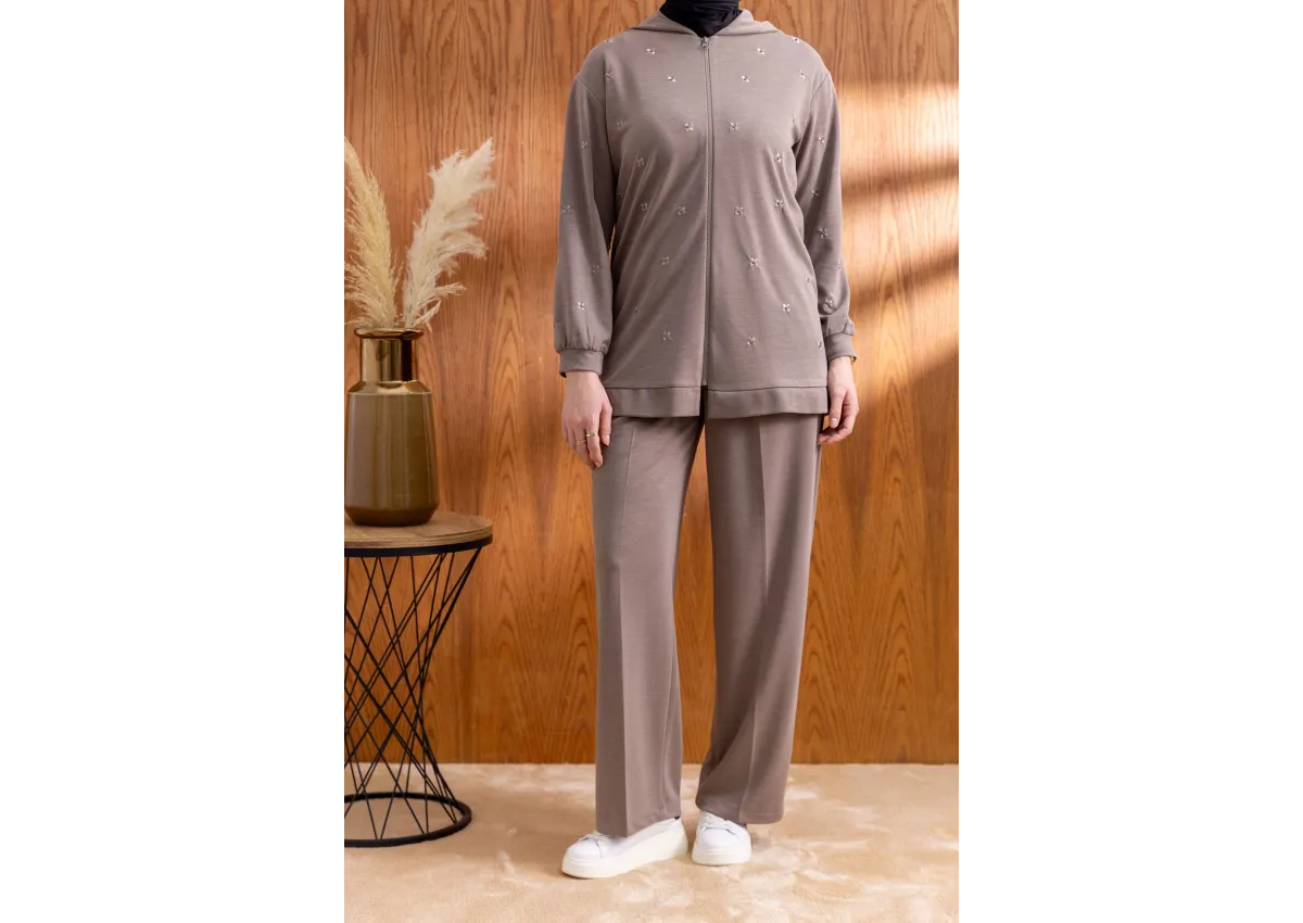 NAKIŞ VE İNCİ DETAYLI PANTOLONLU TAKIM - VİZON - (Asorti: M-XXL)