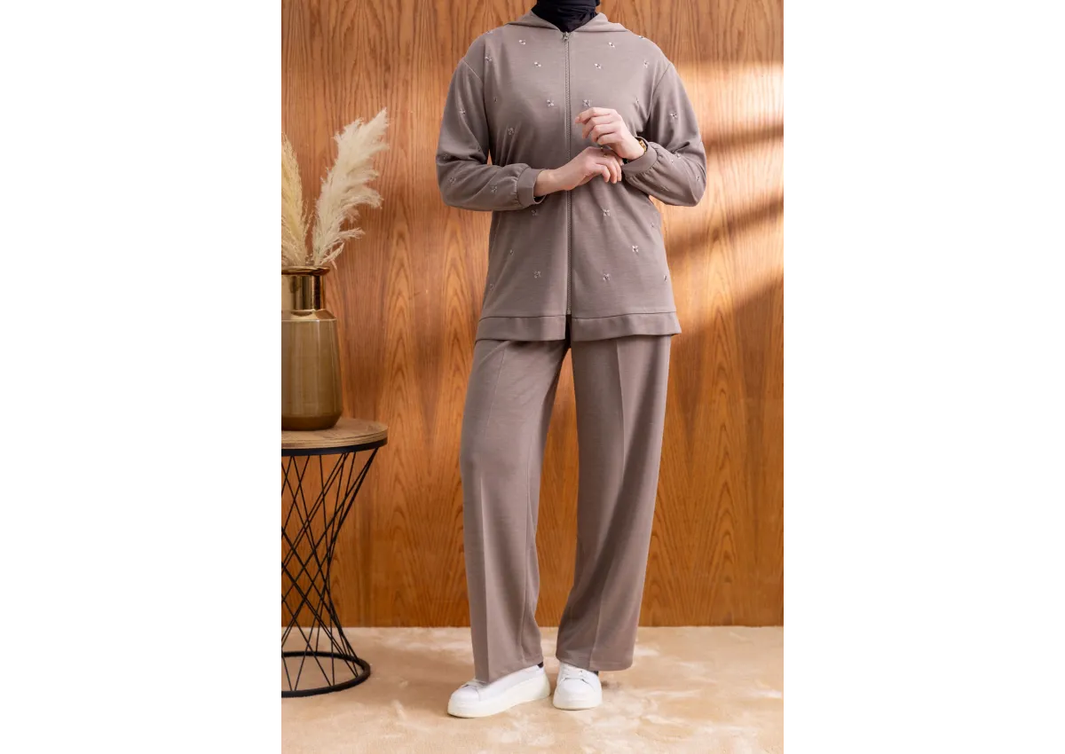 NAKIŞ VE İNCİ DETAYLI PANTOLONLU TAKIM - VİZON - (Asorti: M-XXL)