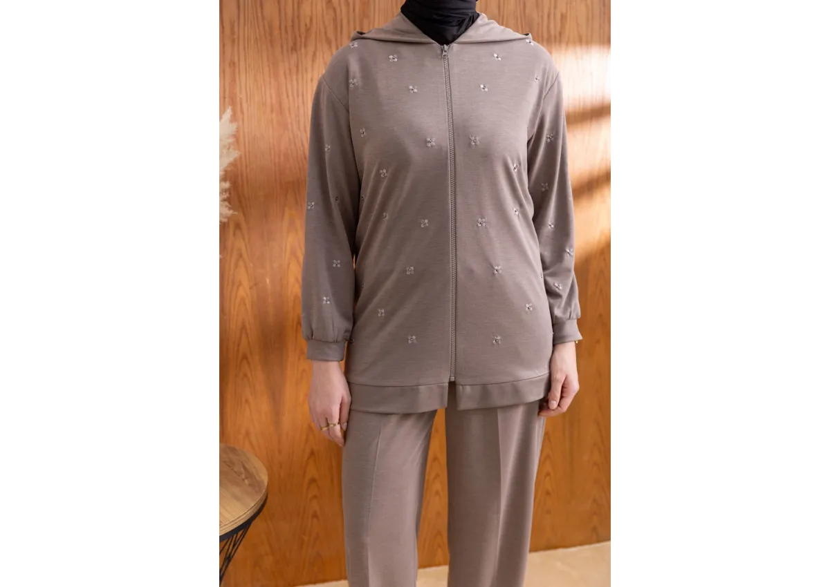 NAKIŞ VE İNCİ DETAYLI PANTOLONLU TAKIM - VİZON - (Asorti: M-XXL)