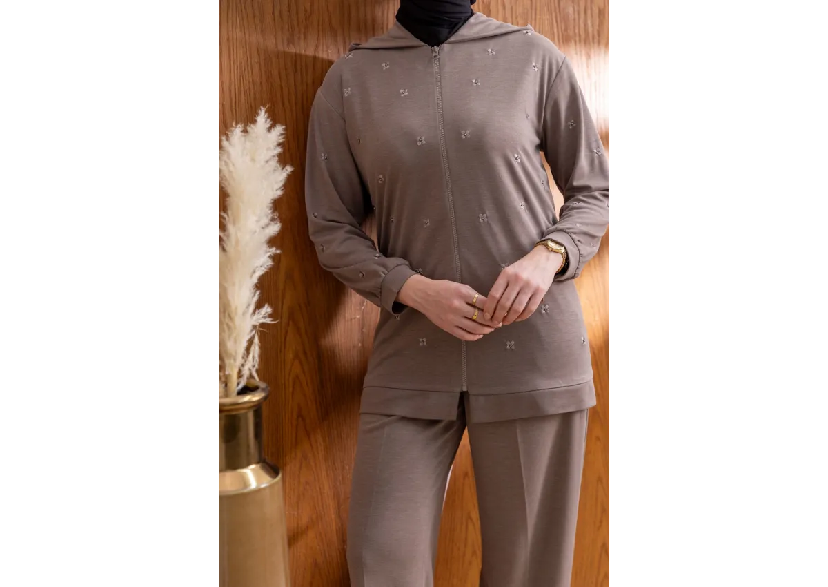 NAKIŞ VE İNCİ DETAYLI PANTOLONLU TAKIM - VİZON - (Asorti: M-XXL)