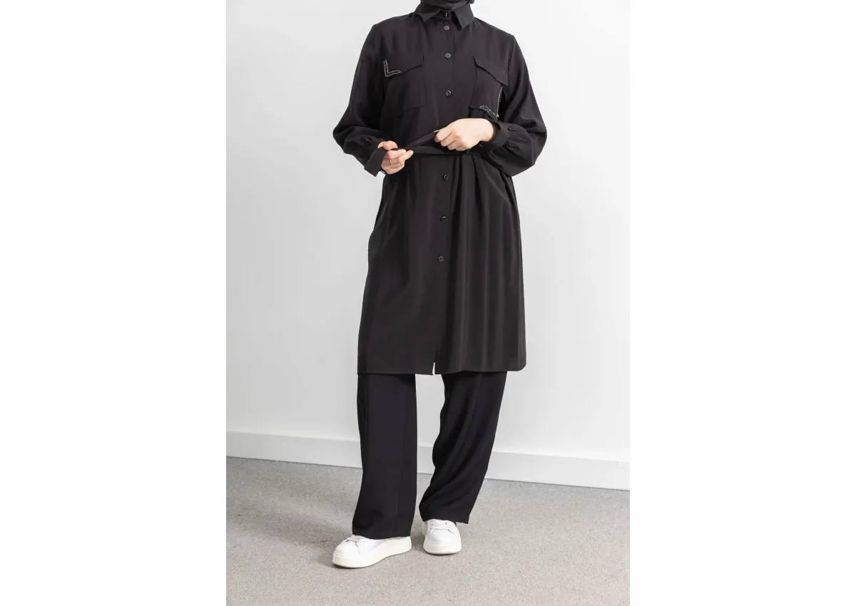 CEPLERİ TAŞ DETAYLI KUŞAKLI ARABOY - SİYAH - (Asorti: 46-52)