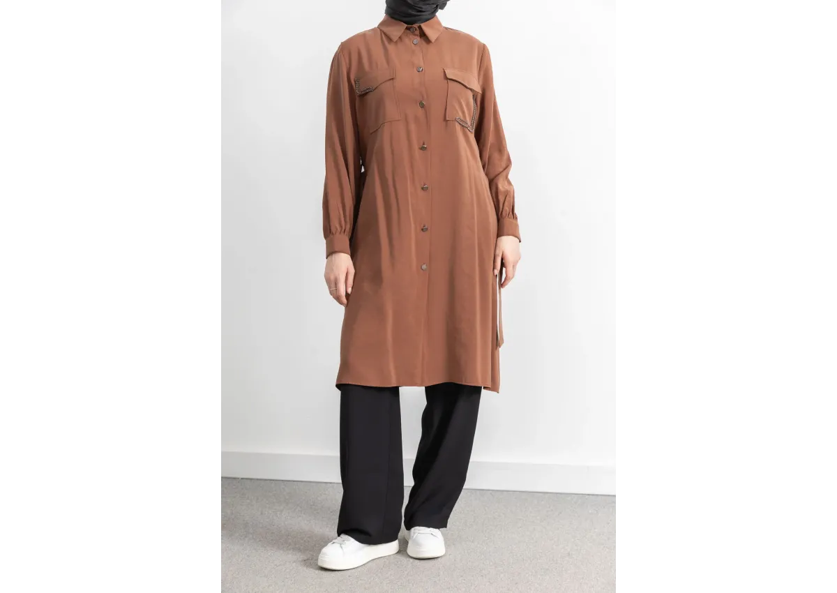 CEPLERİ TAŞ DETAYLI KUŞAKLI ARABOY - TABA - (Asorti: 46-52)