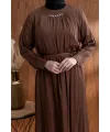 YAKASI BÜZGÜ VE TAŞ DETAYLI  ELBİSE - KAHVE - (Asorti: 46-52)