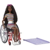 Barbie Fashionistas Tekerlekli Sandalye ve Kıvırcık Esmer Saçlı Bebek