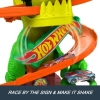 Hot Wheels T-Rex ve İtfaiye İstasyonu Oyun Seti JBM73