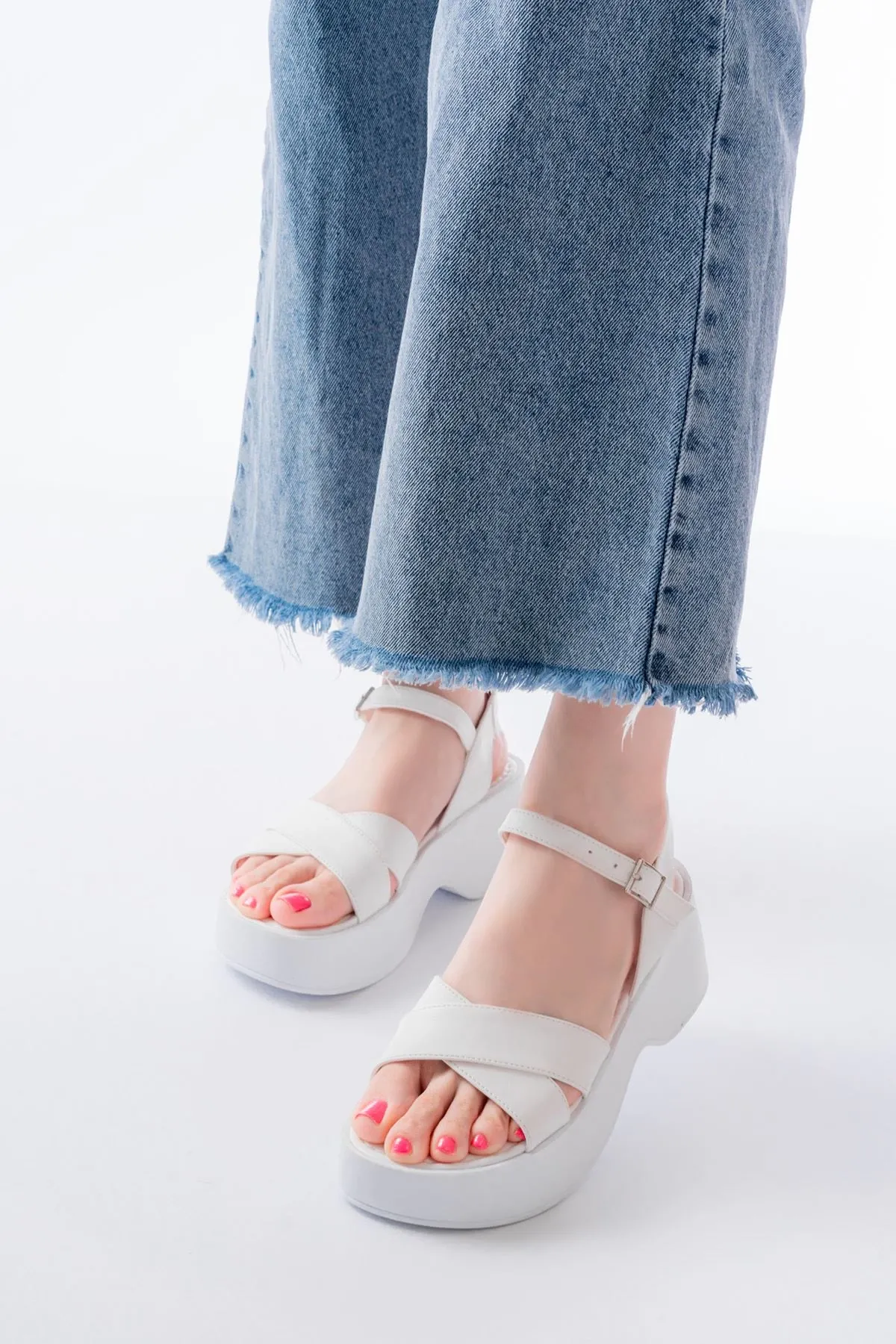 24414-1005 Beyaz Günlük Çapraz Dolgu Topuk Kadın Sandalet