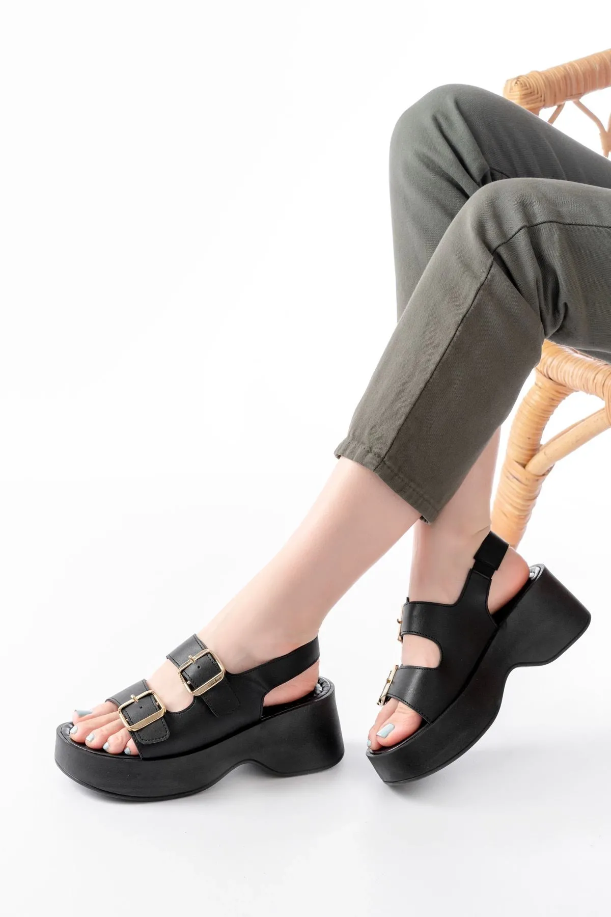 24414-572 Siyah Tokalı  Günlük Dolgu Topuk Kadın Sandalet