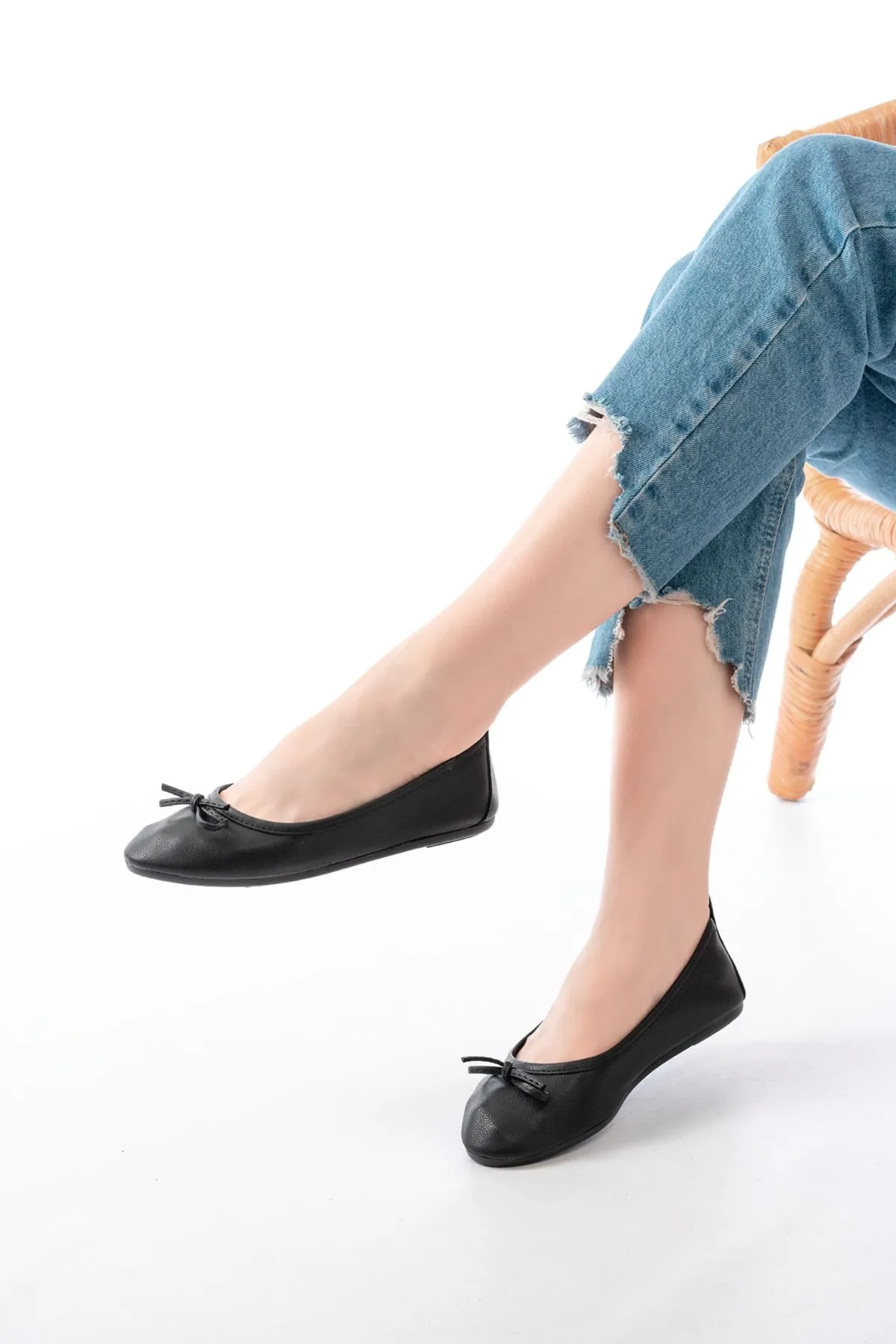 6101 Siyah Günlük  Fiyonklu Kadın Babet