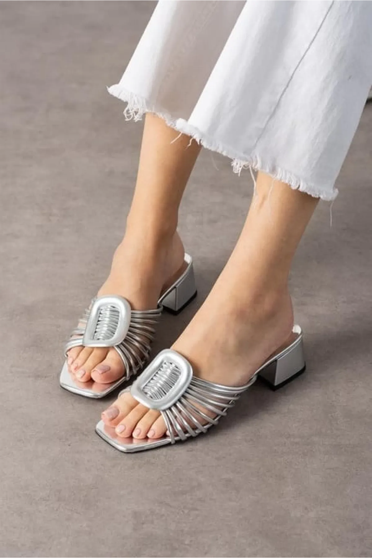 Anca Gümüş Rugan Topuklu Terlik