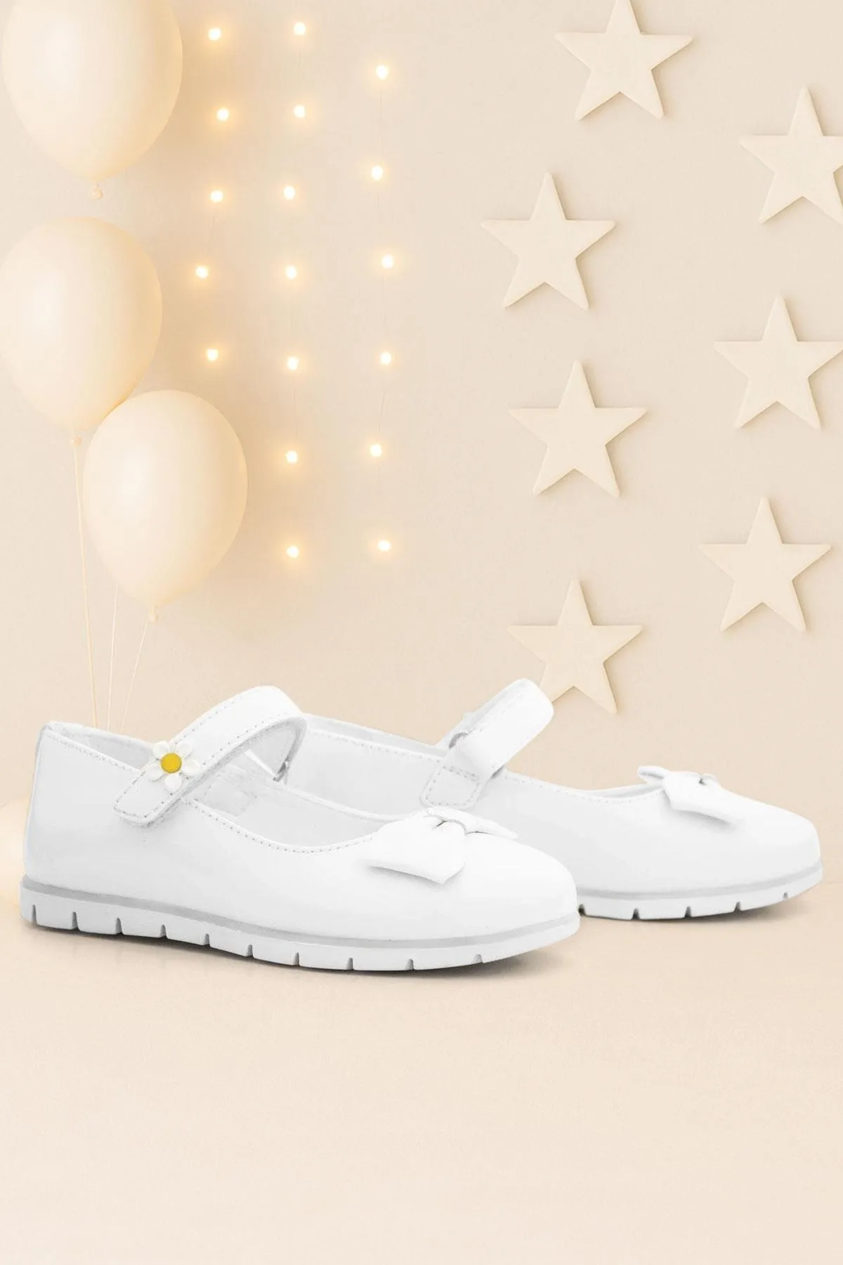 Beyaz Rugan Fiyonklu Papatya Detaylı Cırtlı Kız Çocuk Babet