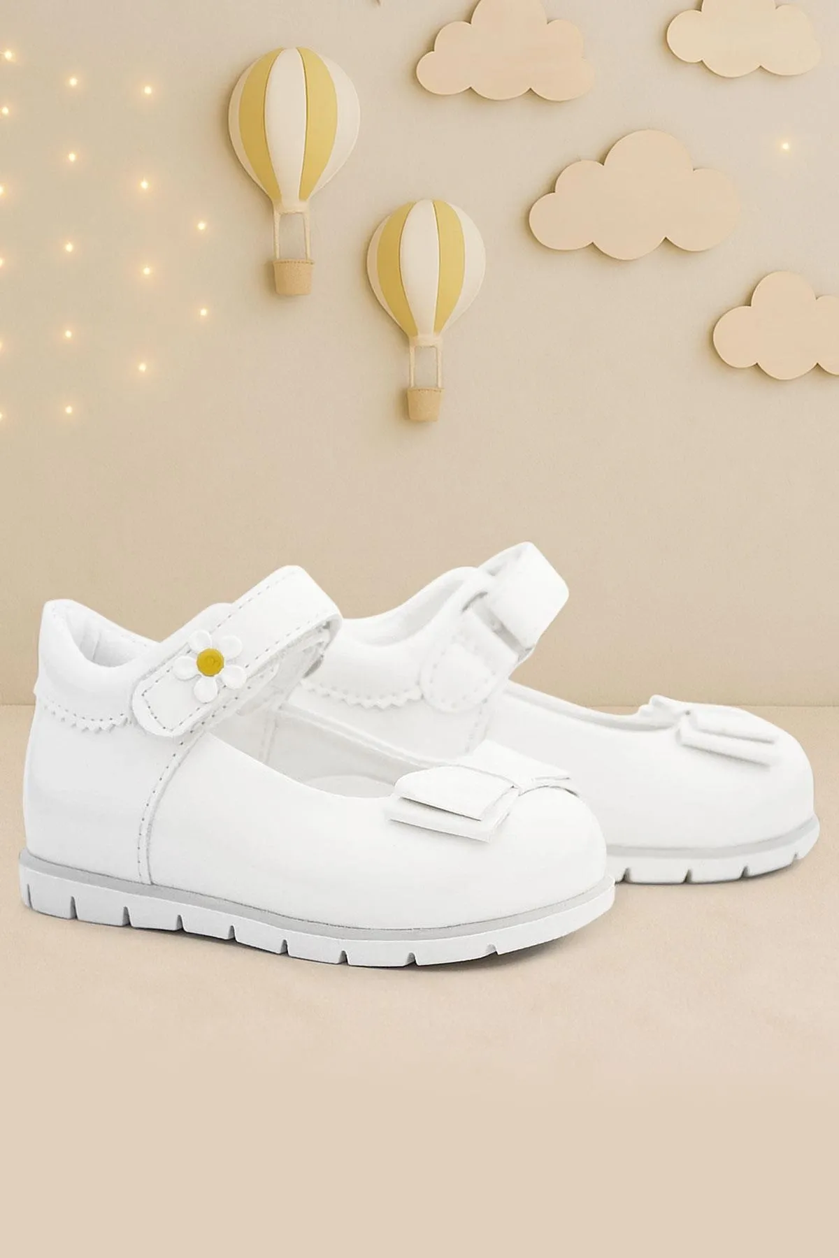 Beyaz Rugan Fiyonklu Papatya Detaylı Kız Bebek Babet Ayakkabı