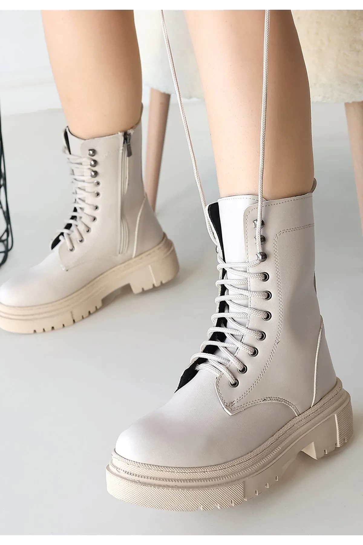 Caxa Bej Cilt Bağcıklı Bot