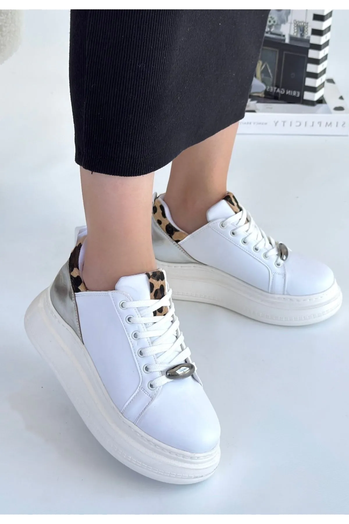 Gasta Beyaz Cilt Gümüş Detaylı Bağcıklı Spor Ayakkabı