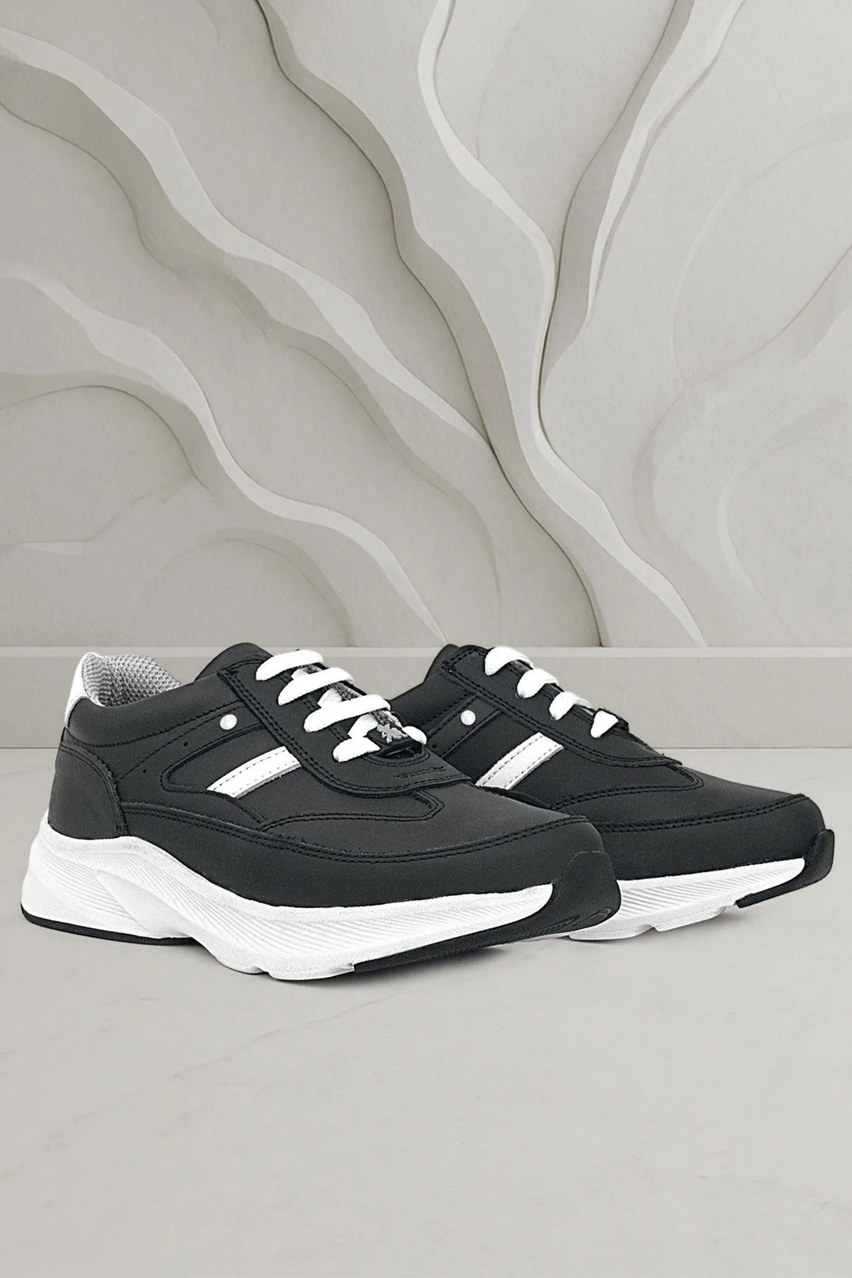 Hakiki Deri Siyah Beyaz Metal Detaylı Bağcıklı Kız Çocuk Spor Ayakkabı