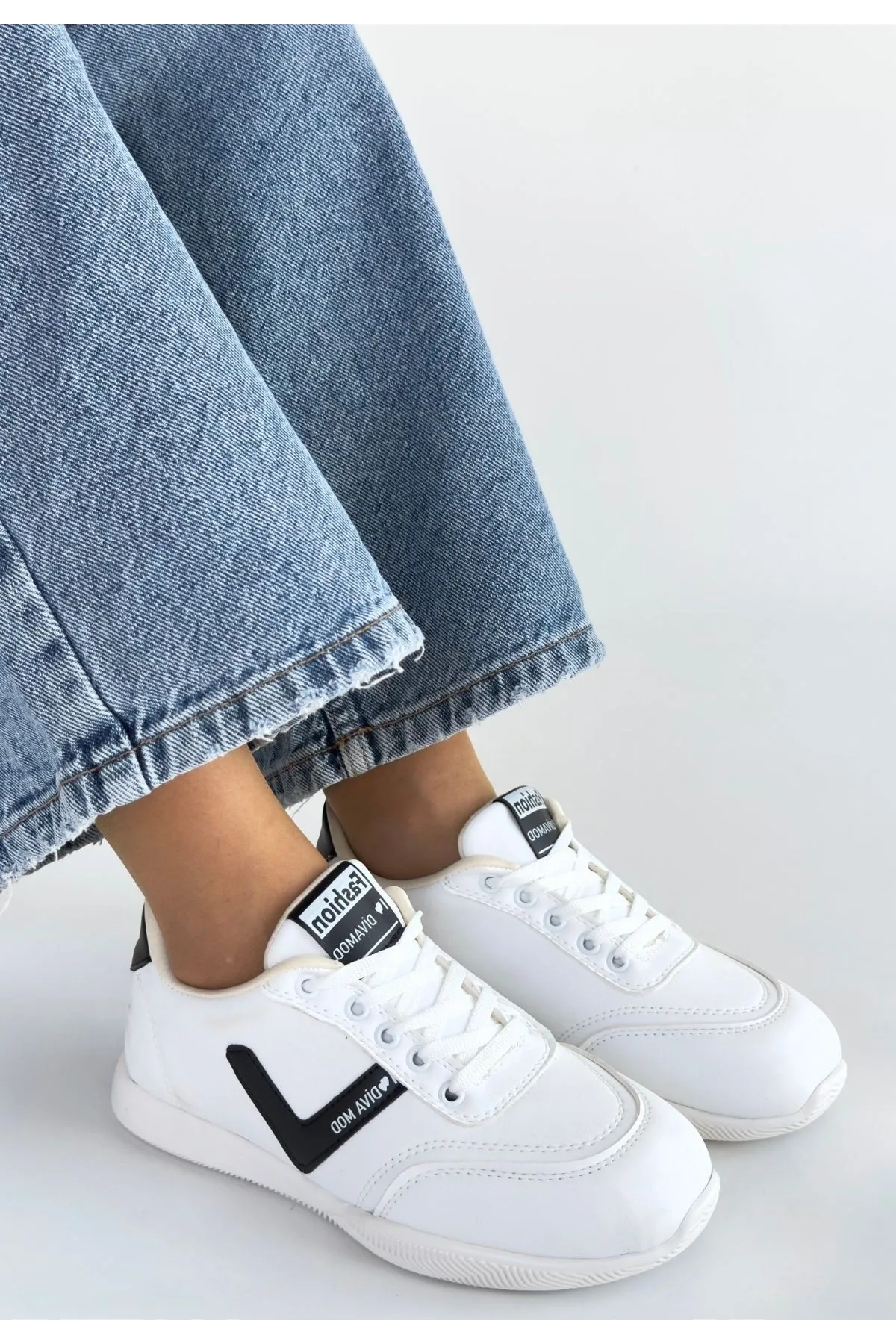 Jowen Beyaz Cilt Siyah Detaylı Bağcıklı Spor Ayakkabı
