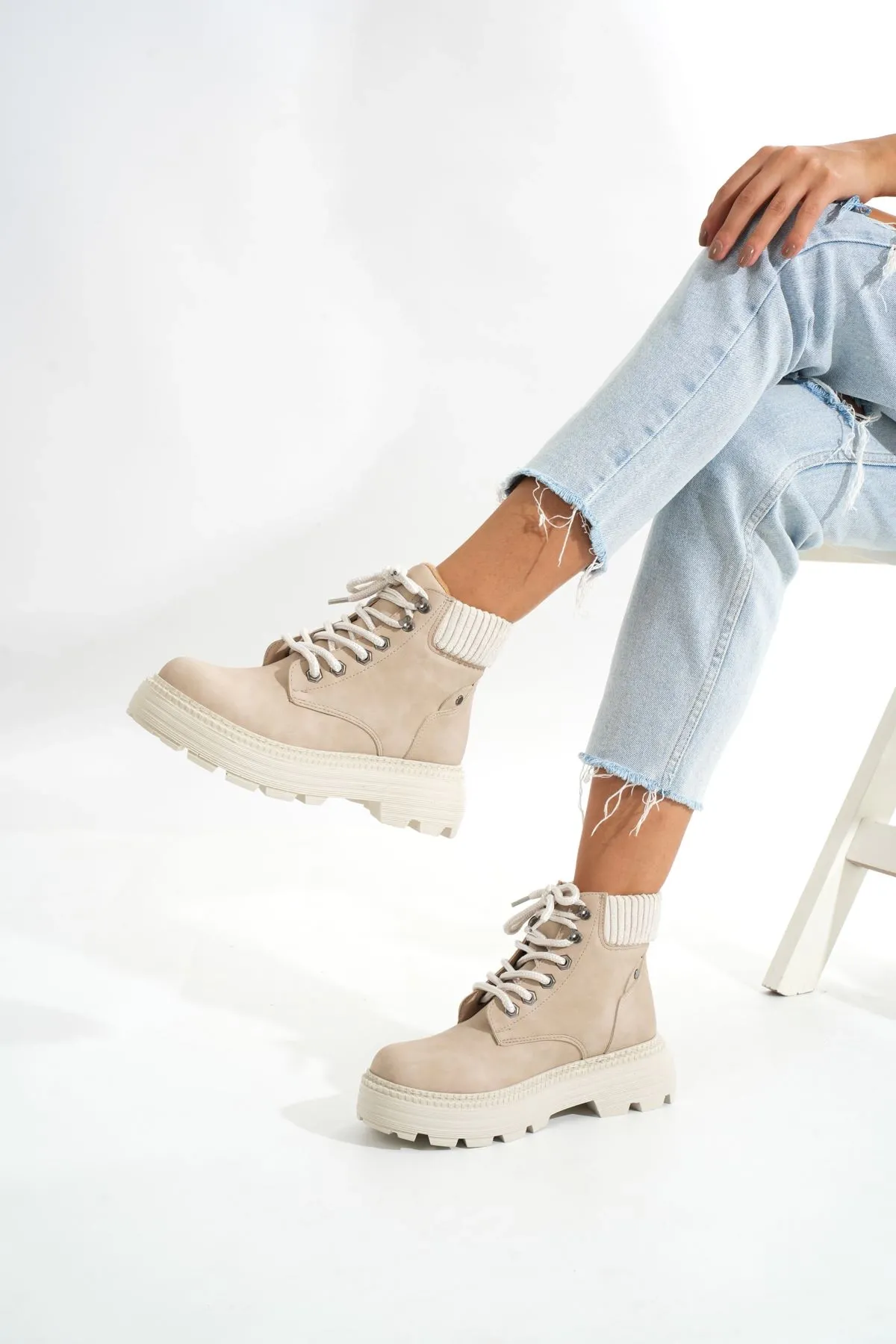 Lmç-2045 Bej Süet Bağcıklı Kalın Taban Kadın Günlük Bot