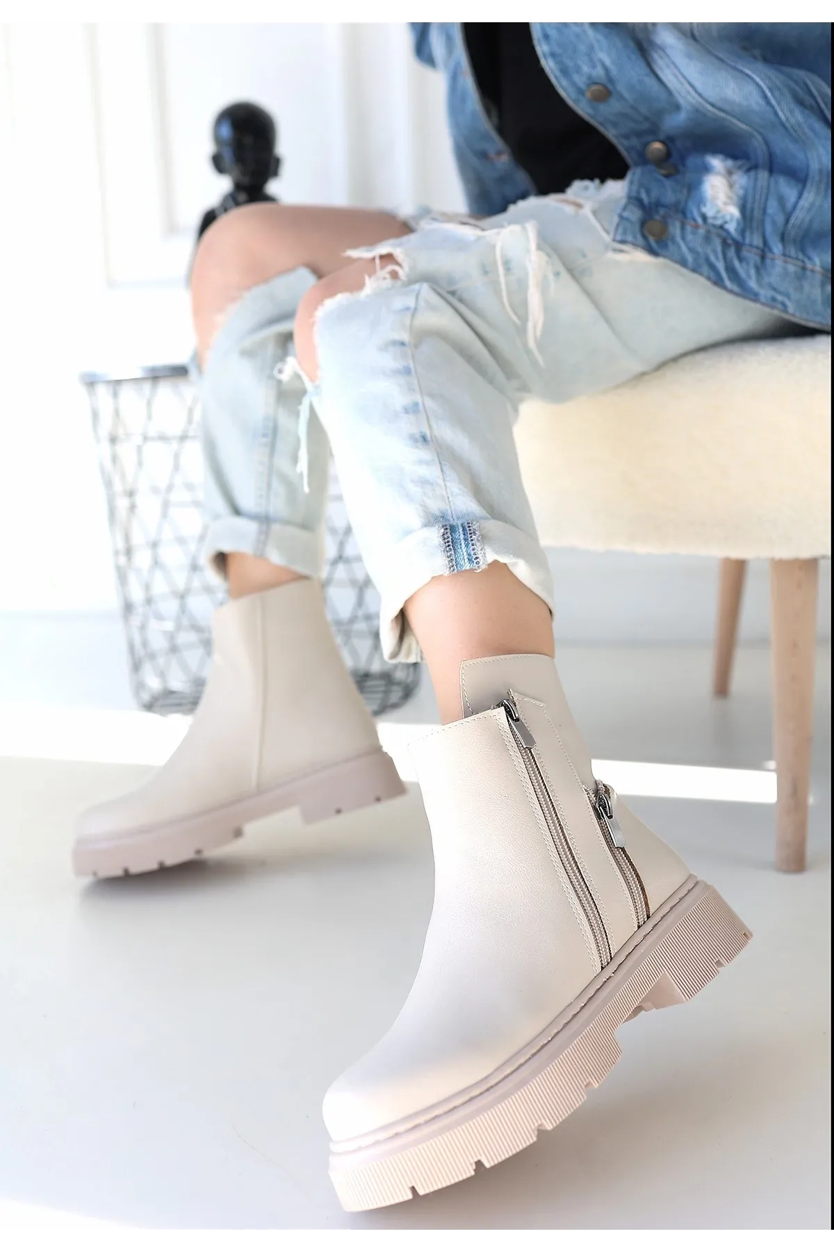 Menta Bej Cilt Fermuar Aksesuarlı Bot