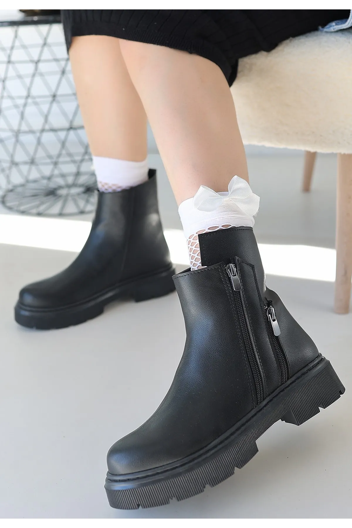 Menta Siyah Cilt Fermuar Aksesuarlı Bot