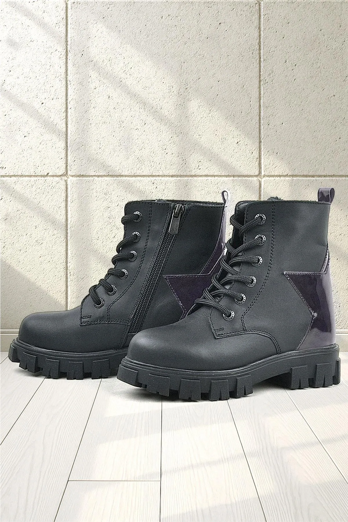 Siyah Hakiki Deri Platin Yıldız Detaylı Kız Çocuk Bot