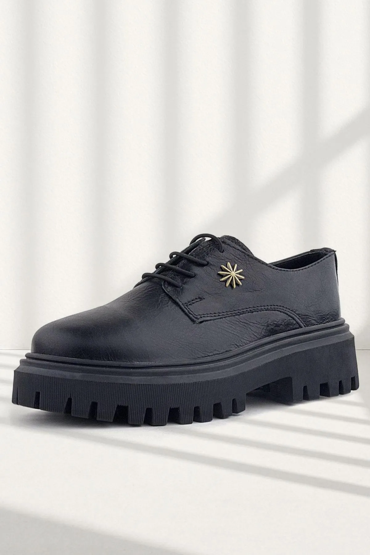 Siyah Kırışık Hakiki Deri Bağcıklı Toka Detaylı Kız Çocuk Oxford Ayakkabı