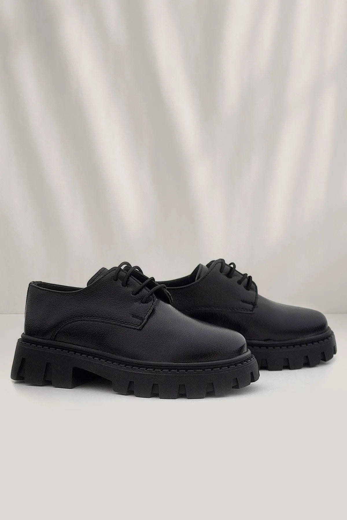 Siyah Kırışık Rugan Bağcıklı Kız Çocuk Oxford Okul Ayakkabı