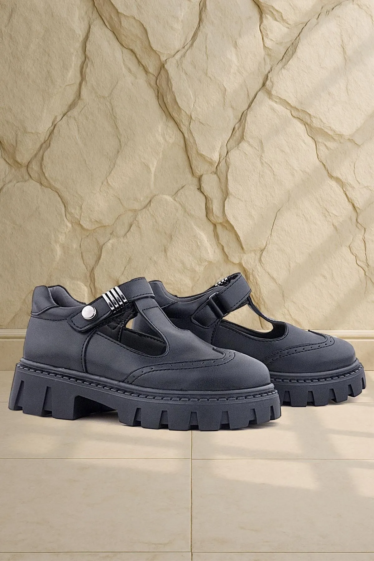 Siyah Mat Cırtlı Toka Detaylı Kız Çocuk Okul Ayakkabı