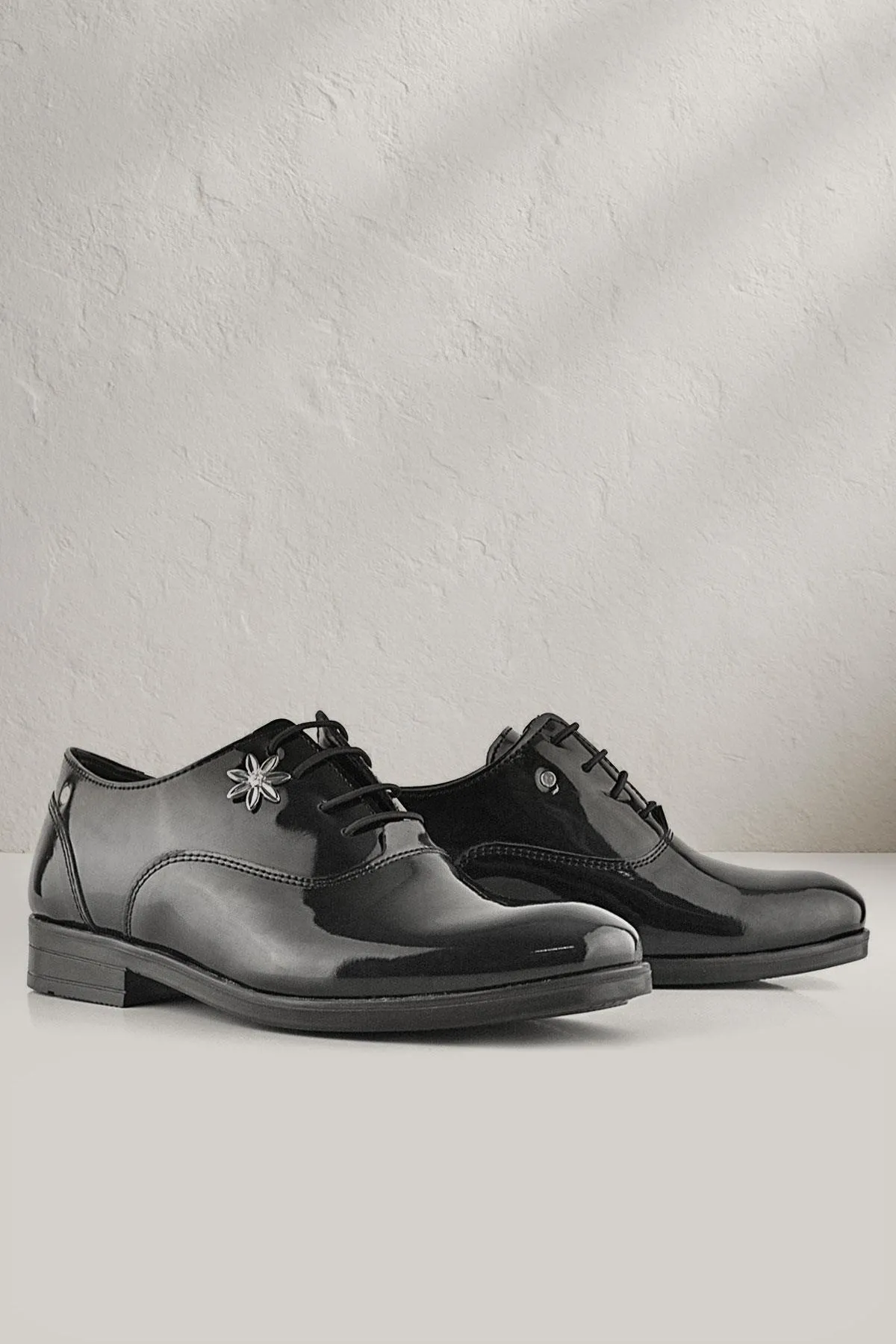 Siyah Rugan Bağcıklı Çiçek Detaylı Çocuk Klasik Ayakkabısı
