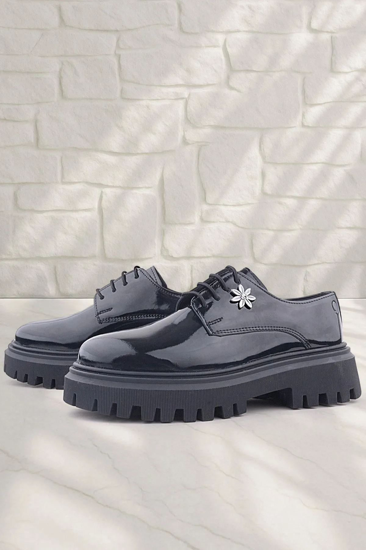 Siyah Rugan Bağcıklı Çiçek Detaylı Oxford Günlük Ayakkabı