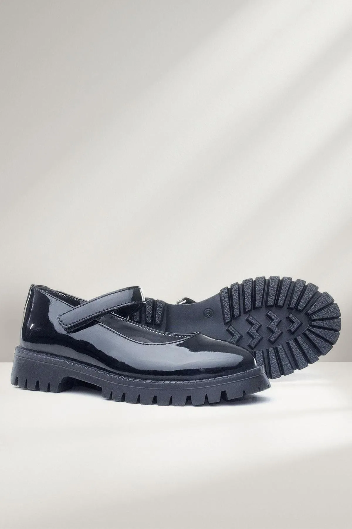 Siyah Rugan Cırtlı Kalın Tabanlı Kız Çocuk Okul Ayakkabısı