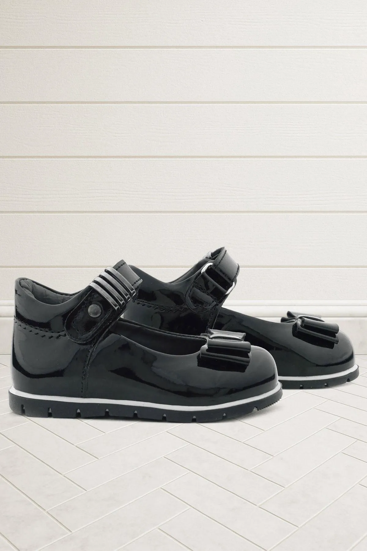 Siyah Rugan Metal Detaylı Fiyonklu Kız Bebek Babet Ayakkabı