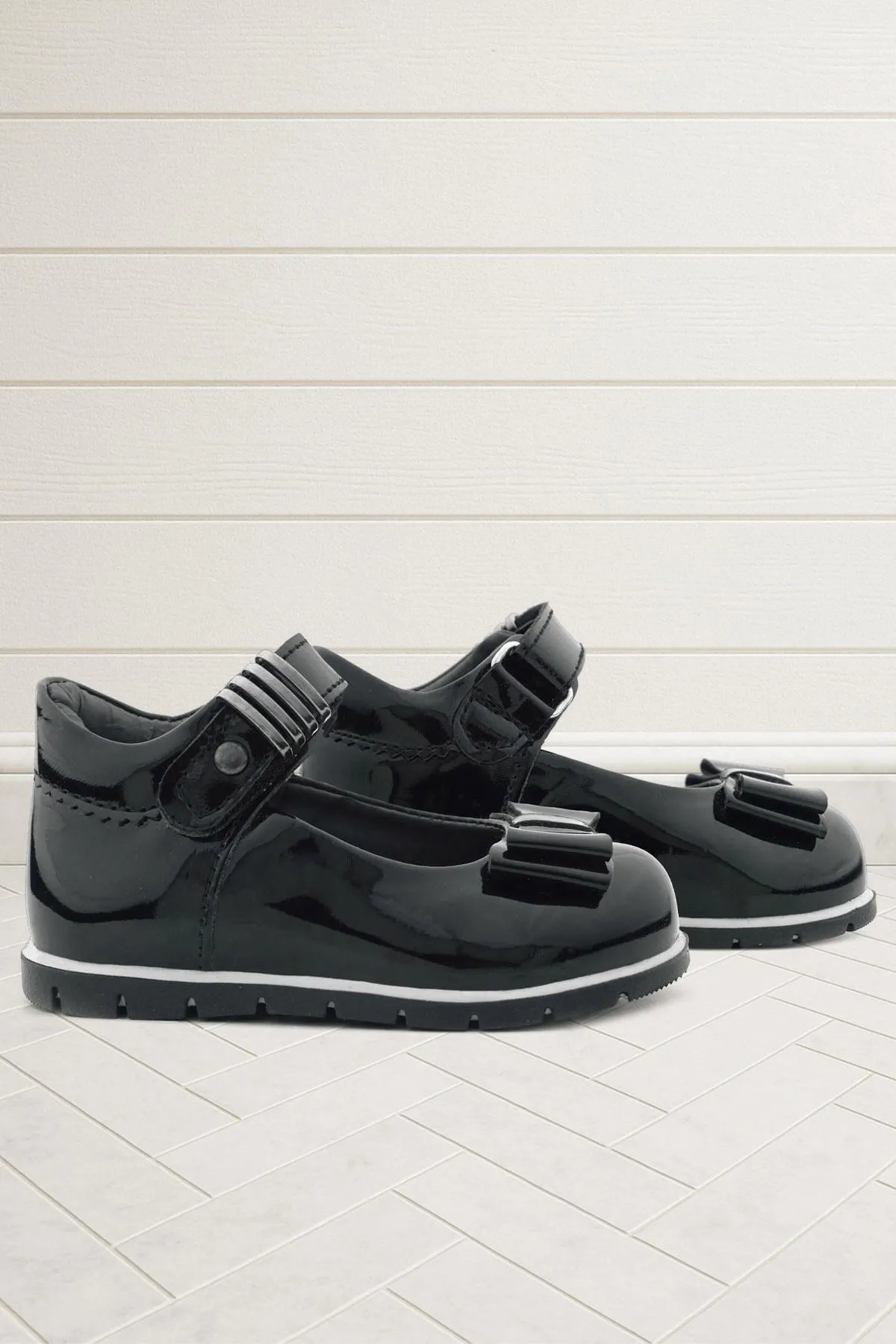 Siyah Rugan Metal Detaylı Fiyonklu Kız Bebek Babet Ayakkabı