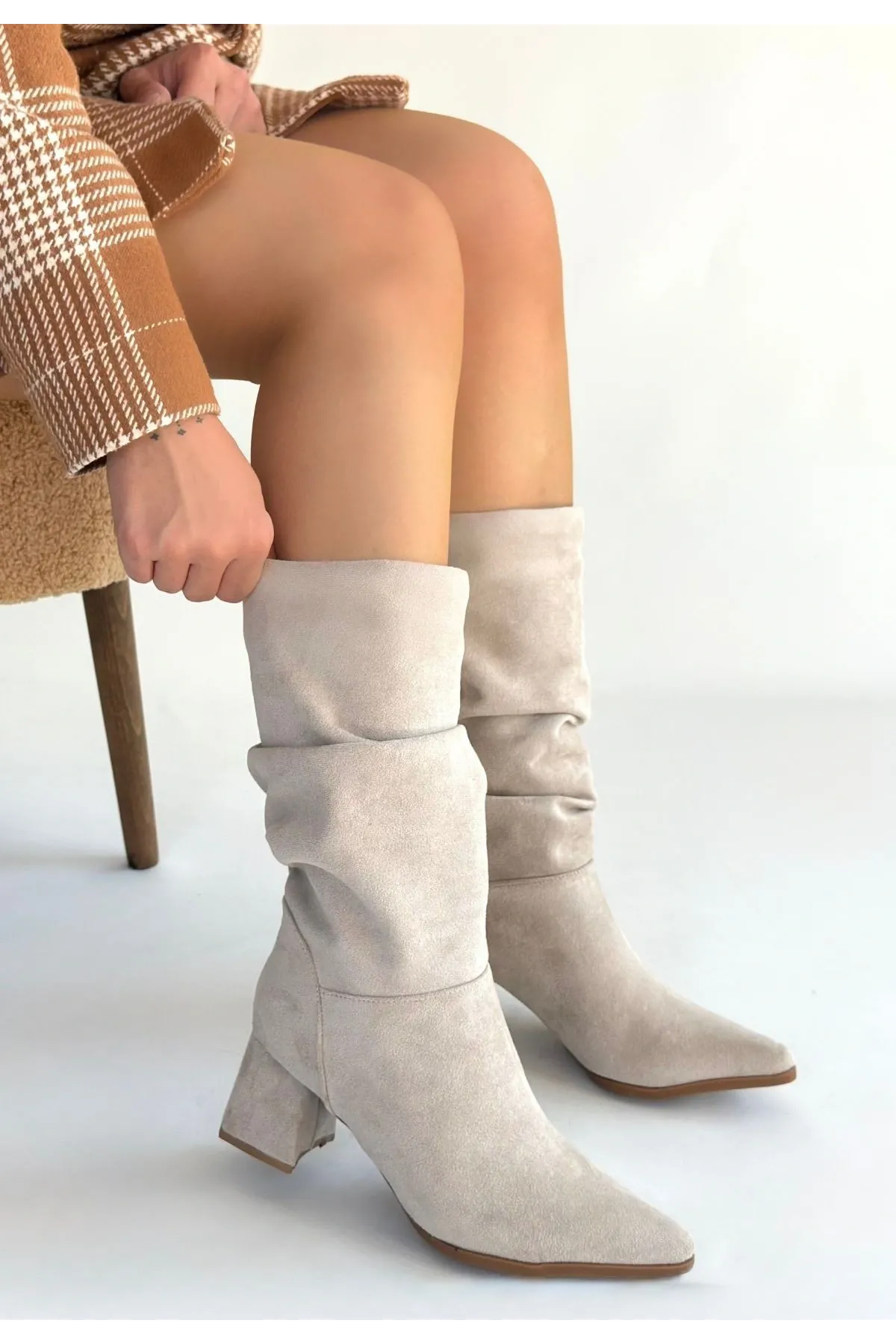 Titen Bej Süet Körüklü Topuklu Çizme