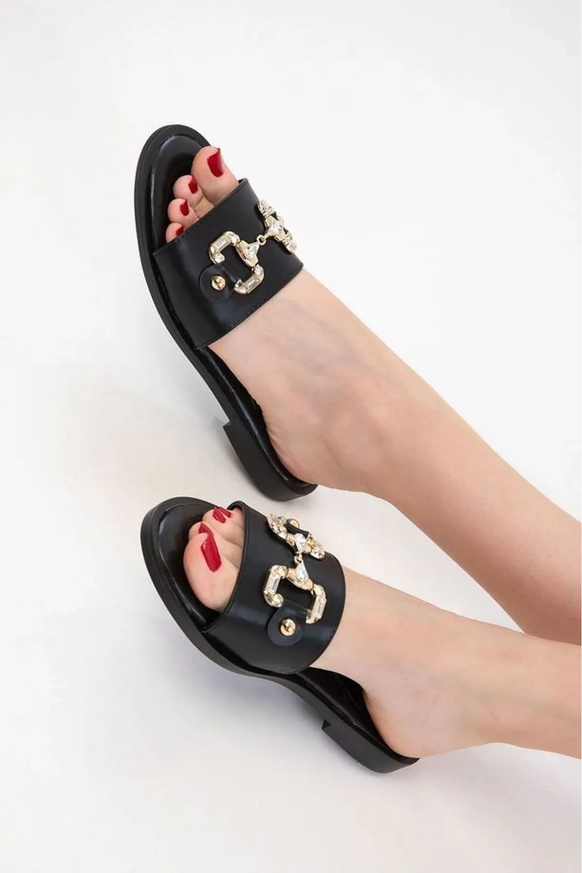 Toha Siyah Cilt Tokalı Terlik