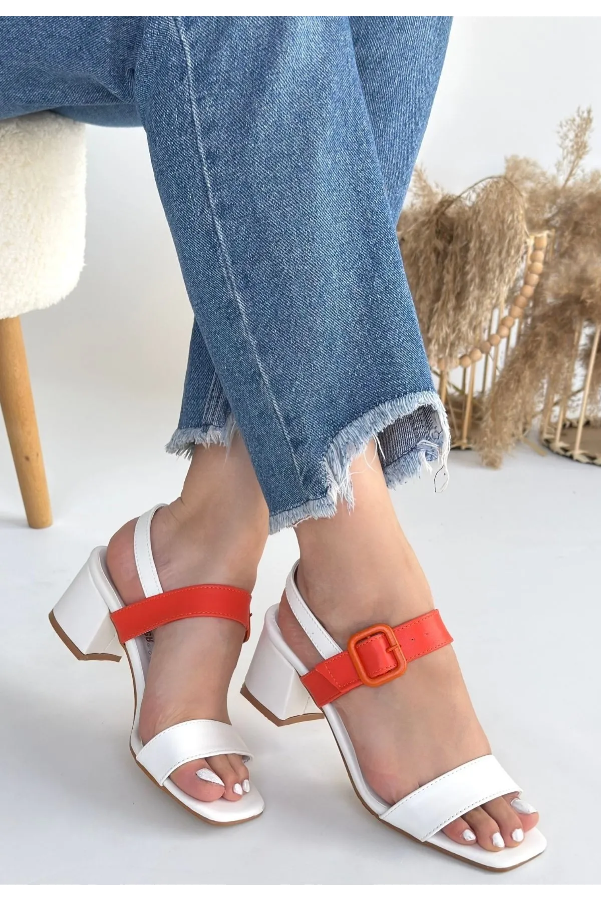 Year Beyaz Cilt Turuncu Detaylı Beyaz Topuklu Ayakkabı