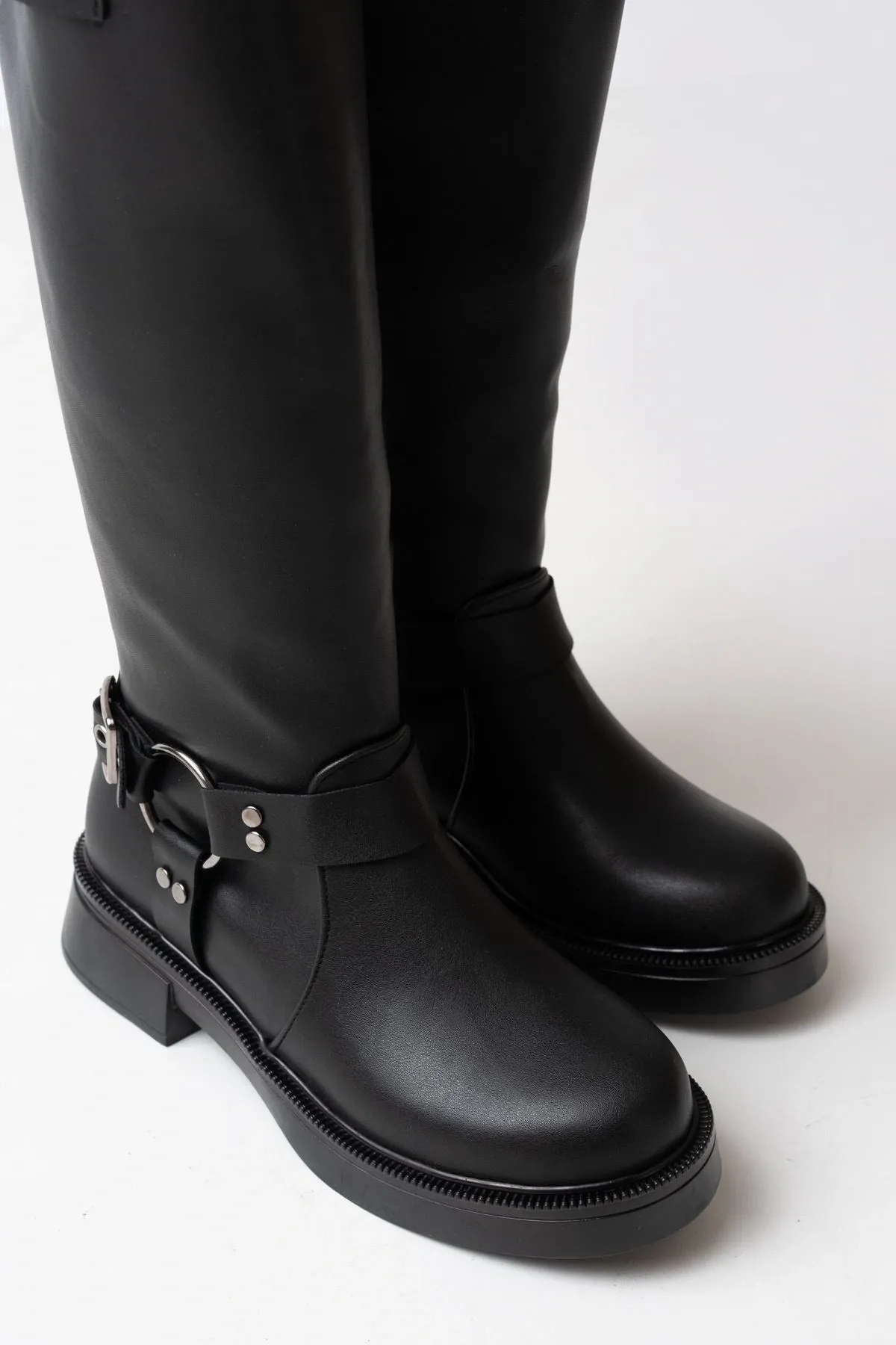02-312 Siyah Toka Aksesuarlı Fermuarlı Günlük Kadın Çizme