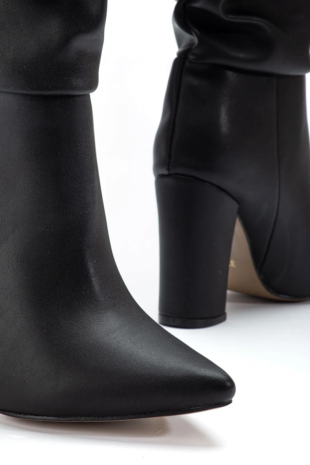 4807 Siyah Cilt Sivri Burun Körüklü Kalın Topuk Günlük Kadın Çizme