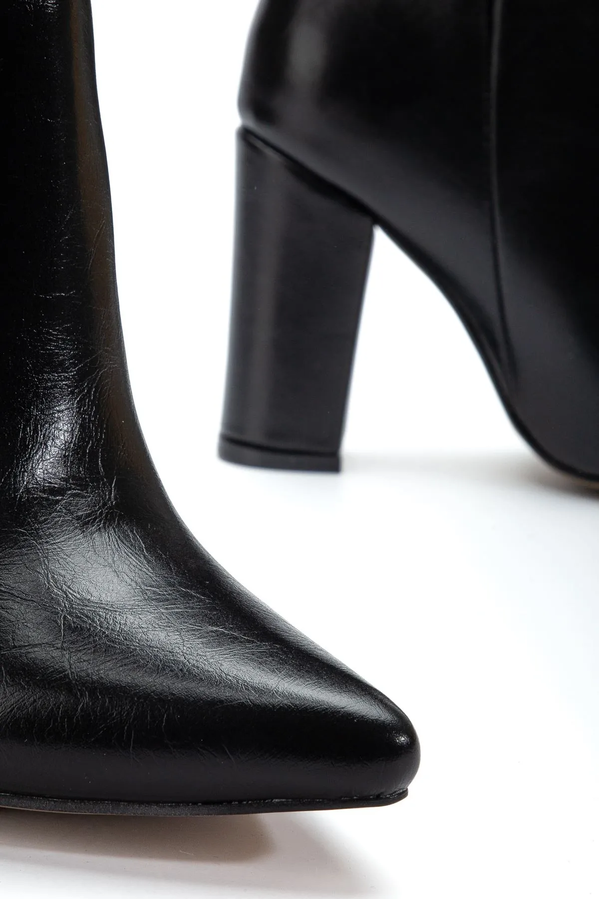 4807 Siyah Kırışık Sivri Burun Körüklü Kalın Topuk Günlük Kadın Çizme