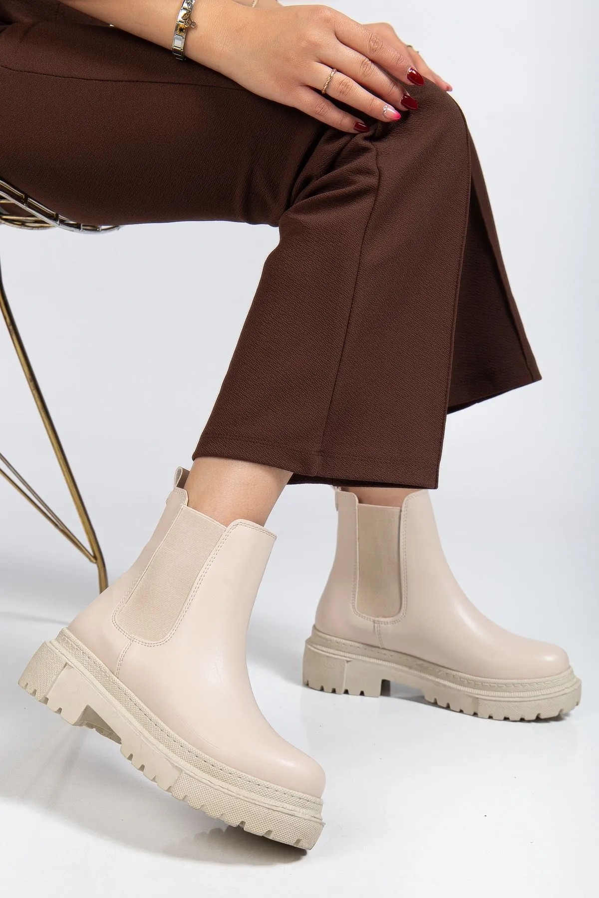 812-2137 Bej Lastikli Günlük Kadın Bot