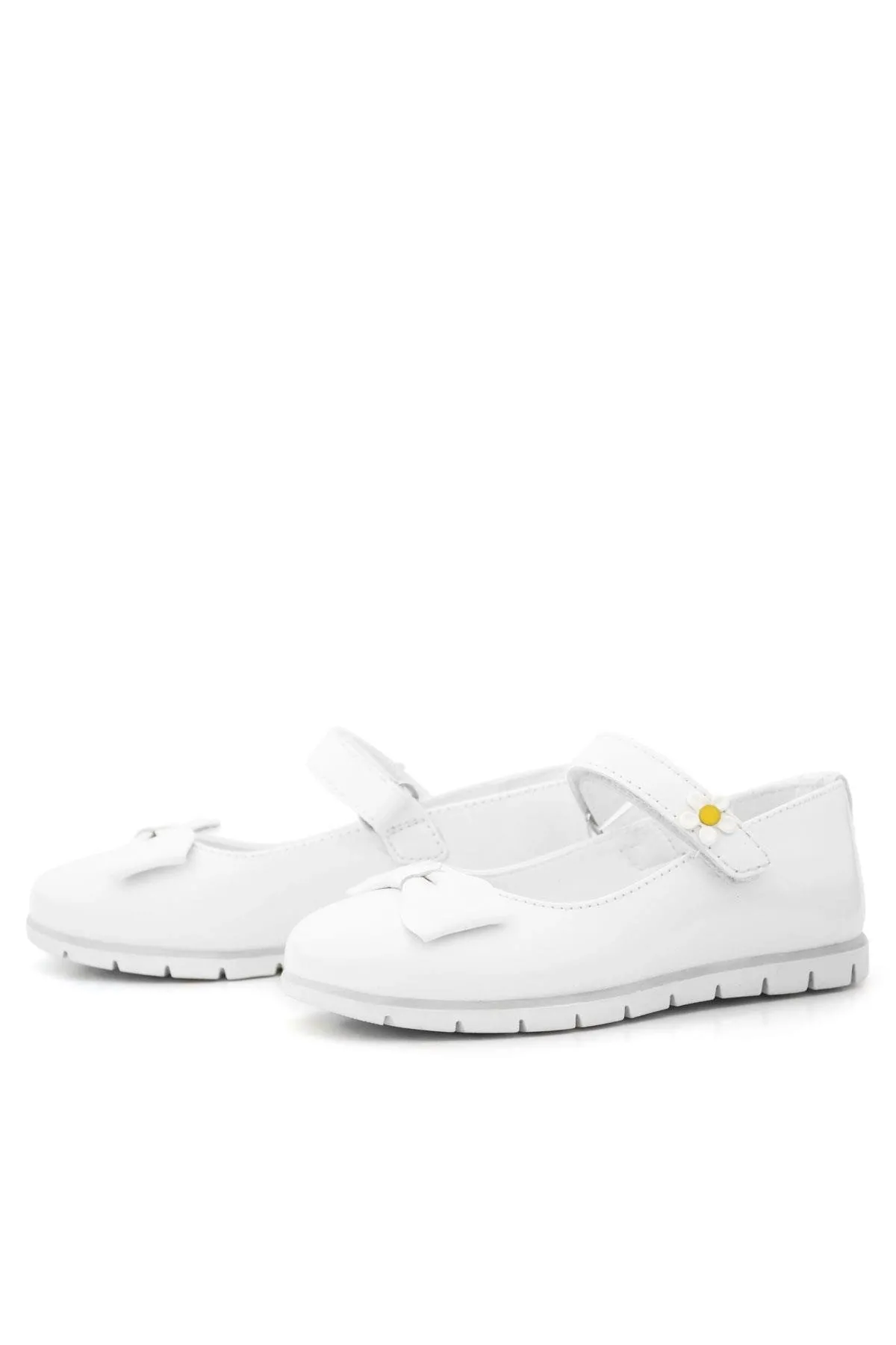 Beyaz Rugan Fiyonklu Papatya Detaylı Cırtlı Kız Çocuk Babet