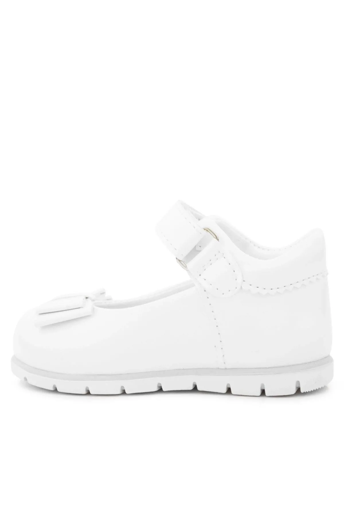 Beyaz Rugan Fiyonklu Papatya Detaylı Kız Bebek Babet Ayakkabı