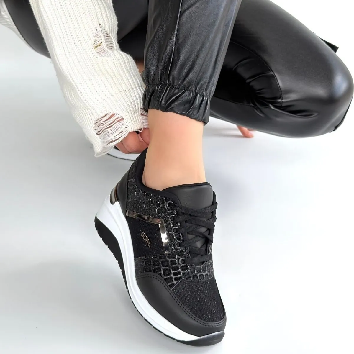 Geja Siyah Cilt Bağcıklı Beyaz Tabanlı Spor Ayakkabı