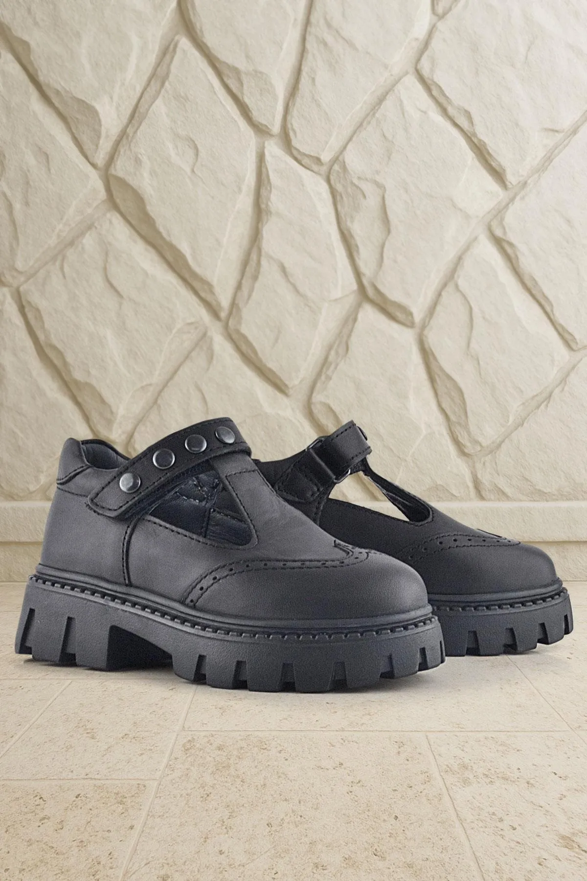 Hakiki Deri Siyah Cırtlı Metal Detaylı Kız Çocuk Günlük Ayakkabı